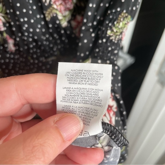 Cabi Runaround Romper Floral Wrap Style M - Picture 12 of 12